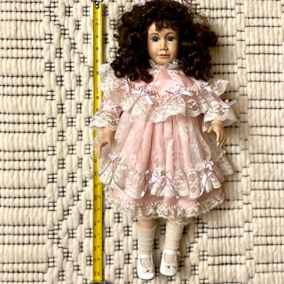 DOLL MOMENTS TREASURED Porcelain Doll #11/2000 Handcrafted "LUCY" 1901 /2000 - Picture 13 of 15